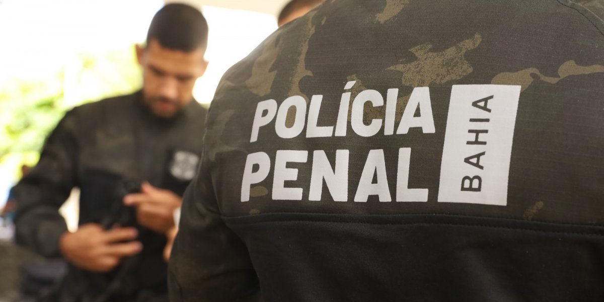 Arma de fogo e 18 facas são encontradas dentro do presídio de Salvador
