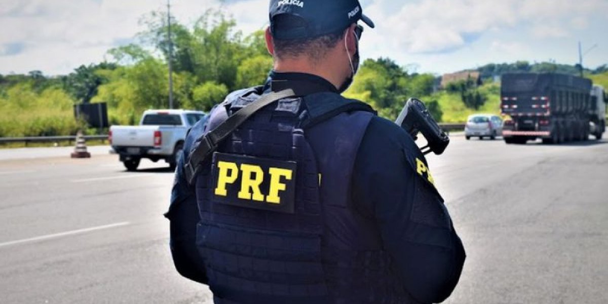 PRF resgata crianças que se esconderam no caminhão em Rio Real