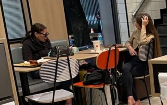 Mãe e Filha que moram no McDonald's relatam sofreram agressões de uma mulher