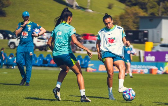 Seleção feminina brasileira embarca rumo às Olimpíadas de Paris