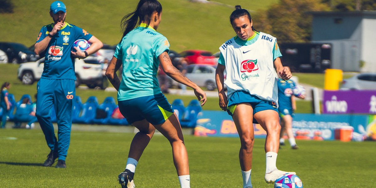 Seleção feminina brasileira embarca rumo às Olimpíadas de Paris