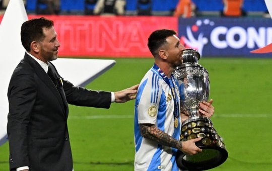Fãs criticam Messi por falta de posicionamento em cânticos racistas da Seleção