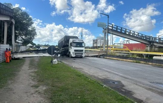 Parte de passarela desaba em cima de caçamba em polo de Camaçari