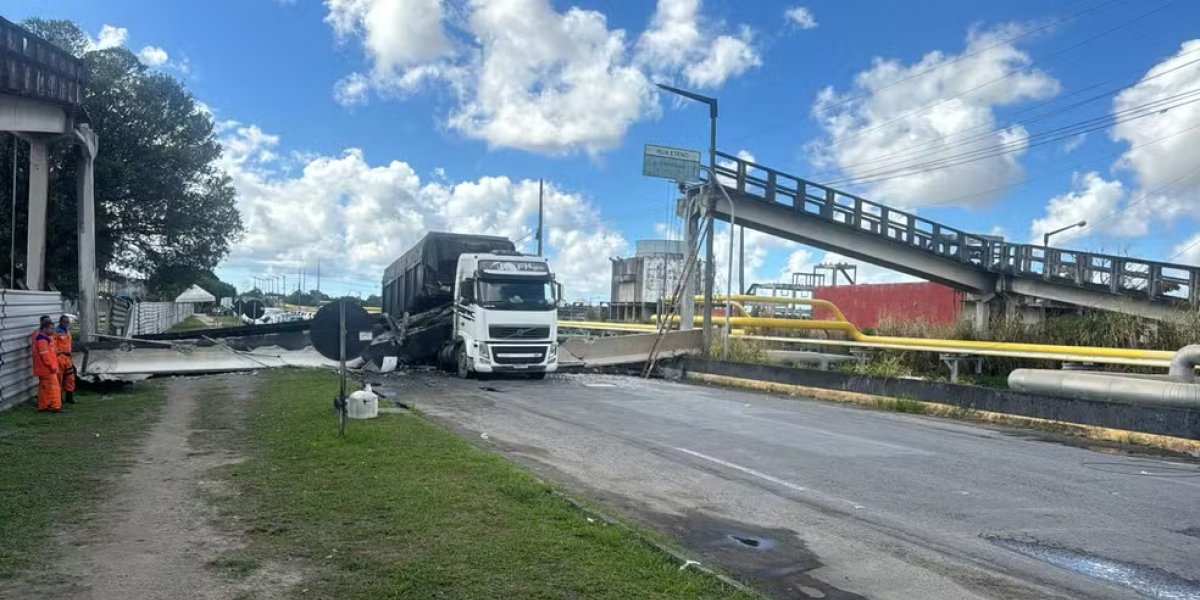 Parte de passarela desaba em cima de caçamba em polo de Camaçari