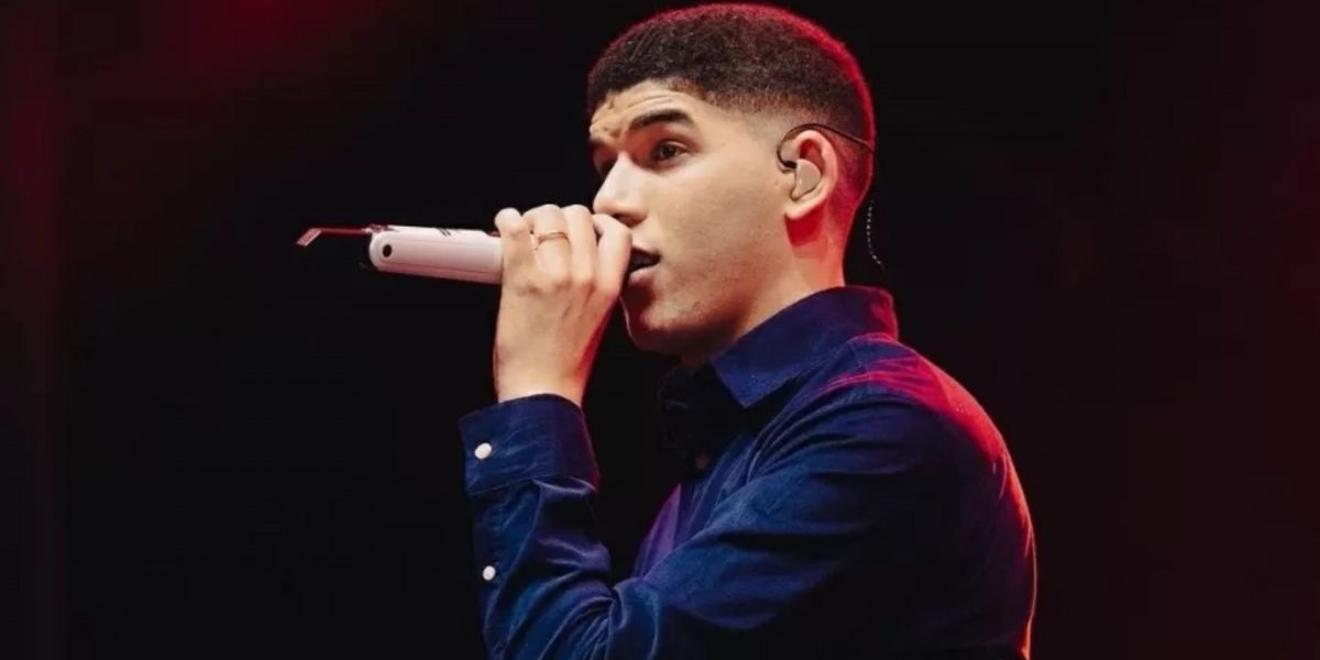 Zé Vaqueiro volta a fazer show e dedica música á esposa