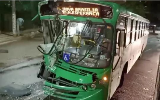 Ônibus colidem e 4 pessoas ficam feridas na Av. Tancredo Neves