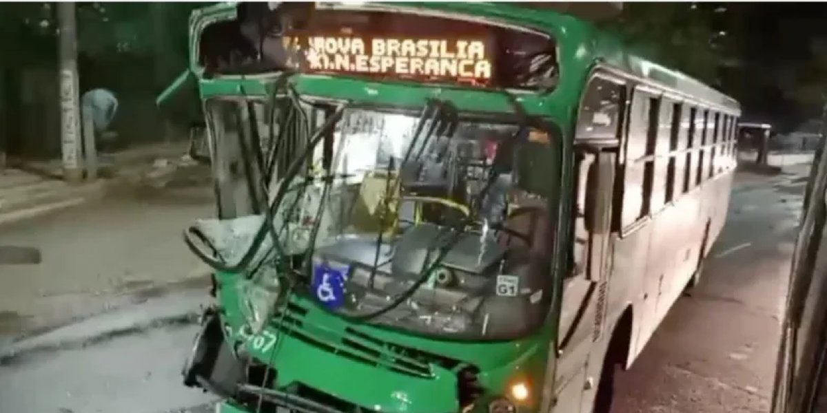 Ônibus colidem e 4 pessoas ficam feridas na Av. Tancredo Neves