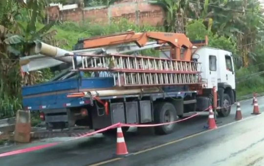 Carro derruba poste e trânsito fica interditado em Cajazeiras V