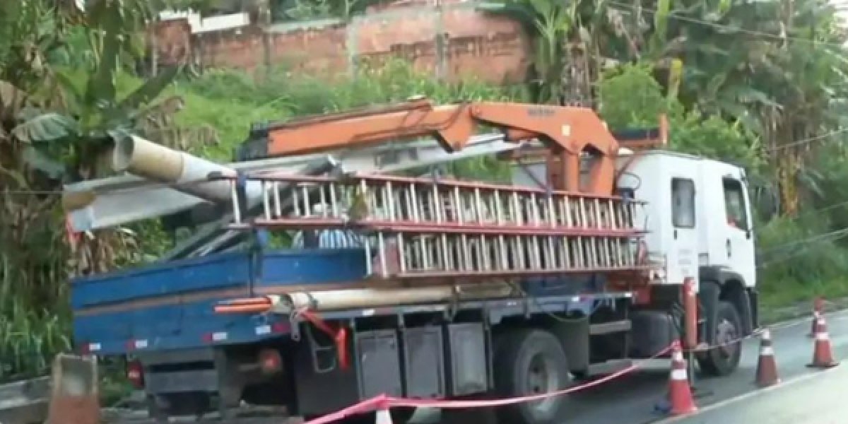 Carro derruba poste e trânsito fica interditado em Cajazeiras V
