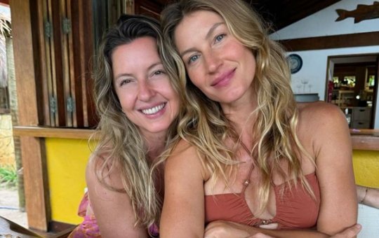 Gisele Bündchen comemora aniversário com irmã gêmea na Bahia