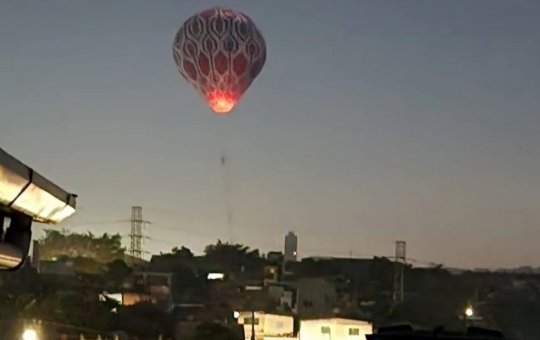 Balão cai na zona leste de São Paulo e motocicleta vai parar em cima de poste