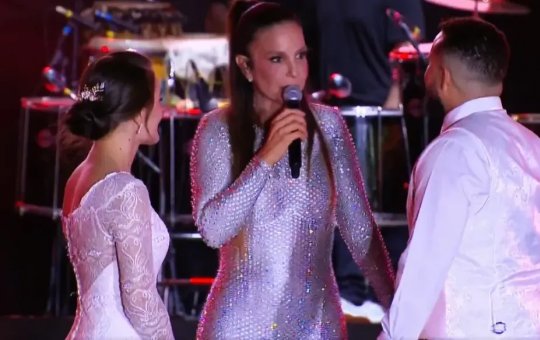Ivete Sangalo chama noivos no palco e realiza 'casamento' em show