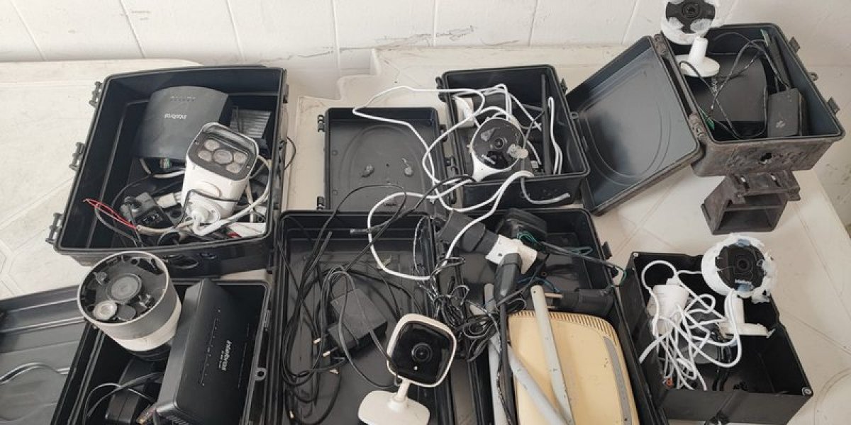 Polícia Militar remove câmeras clandestinas em Salvador
