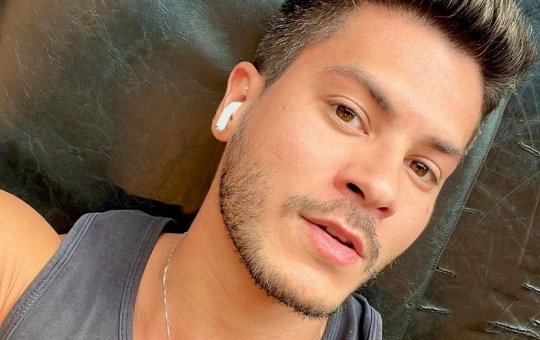 Arthur Aguiar nega ter trocado mensagens com outra mulher