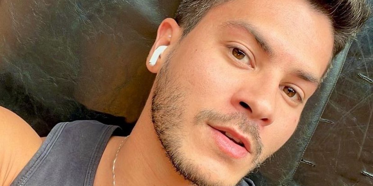 Arthur Aguiar nega ter trocado mensagens com outra mulher