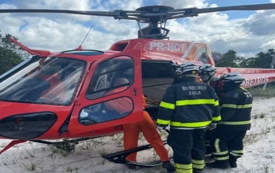 Bombeiros utilizam helicóptero para resgatar vítima de acidente na Bahia