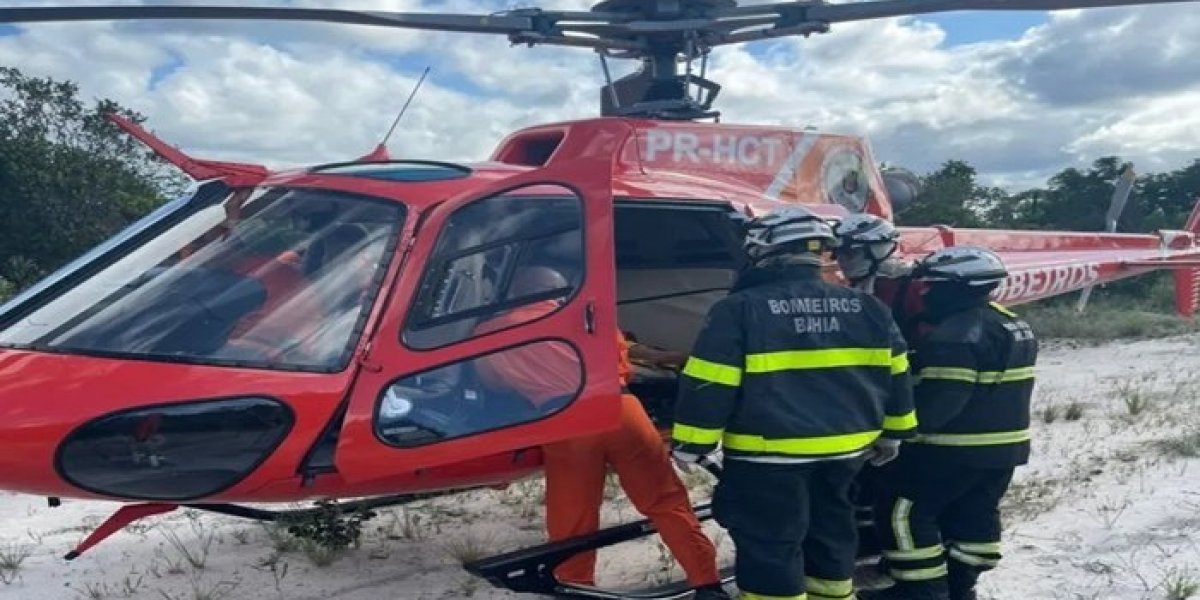 Bombeiros utilizam helicóptero para resgatar vítima de acidente na Bahia