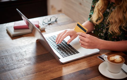 Varejistas passam a cobrar 20% de imposto neste sábado (27); entenda