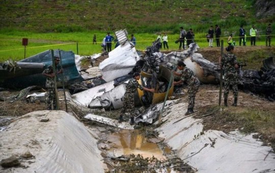 Avião cai após decolagem e 18 pessoas morrem no Nepal nesta quarta-feira (24)