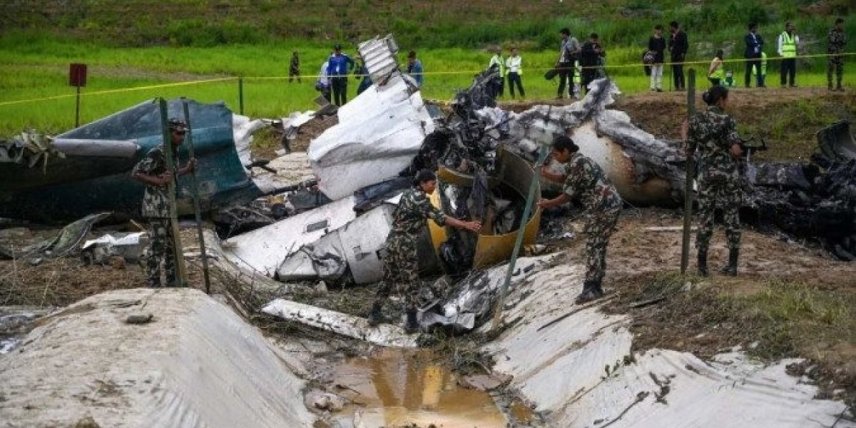 Avião cai após decolagem e 18 pessoas morrem no Nepal nesta quarta-feira (24)