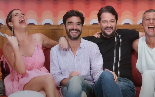 Bruno Gagliasso, Caio Blat e Marcelo Serrado protagonizam beijo em entrevista