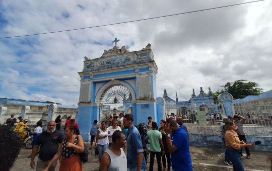 Corpo de Aisha é enterrado sob forte comoção