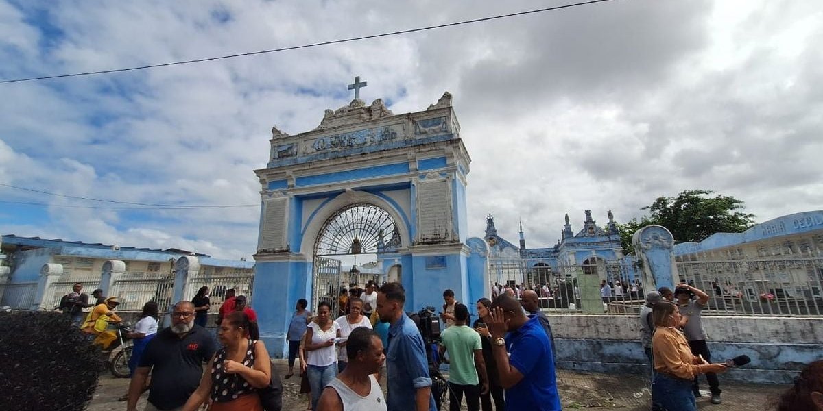 Corpo de Aisha é enterrado sob forte comoção