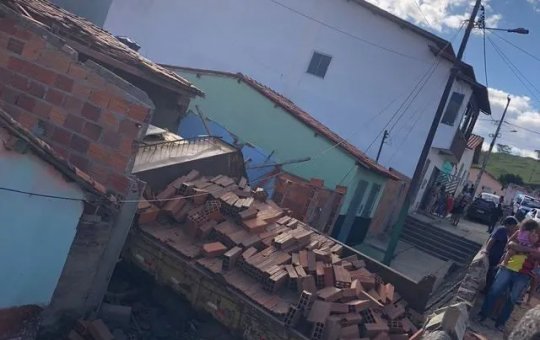 Caminhão caçamba perde controle e invade casa na Bahia