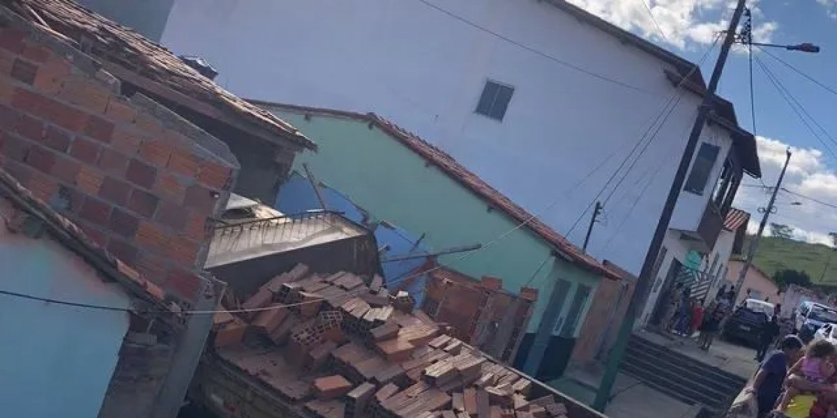 Caminhão caçamba perde controle e invade casa na Bahia