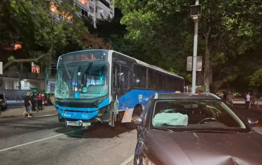 Engavetamento com ônibus e dez carros interdita Praia do Flamengo