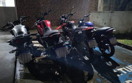 Suspeitos são presos com motos roubadas em desmanche no bairro da Sussuarana
