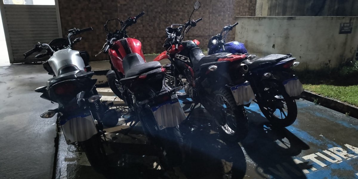 Suspeitos são presos com motos roubadas em desmanche no bairro da Sussuarana