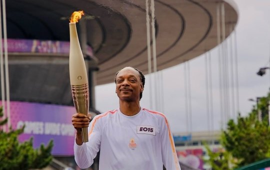 Snoop Dogg participa de revezamento da tocha olímpica em Paris