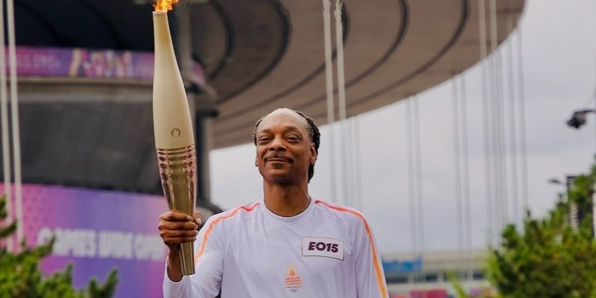 Snoop Dogg participa de revezamento da tocha olímpica em Paris