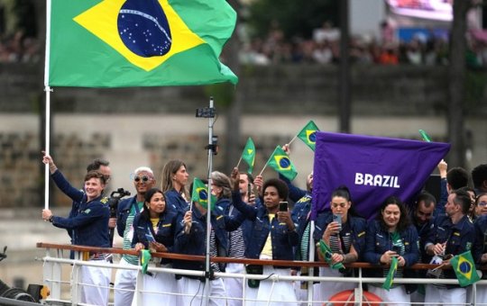Atletas brasileiros desfilam na abertura das Olimpíadas de Paris