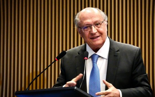Alckmin socorre passageira durante voo de Brasília a São Paulo