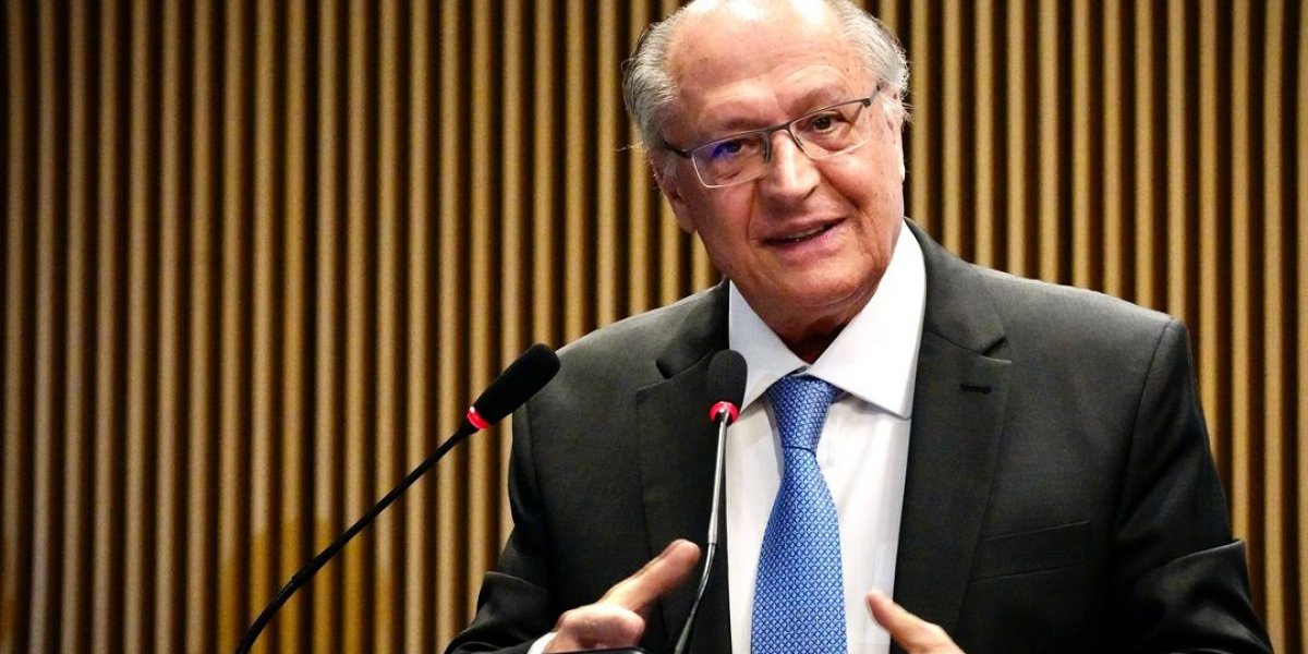 Alckmin socorre passageira durante voo de Brasília a São Paulo