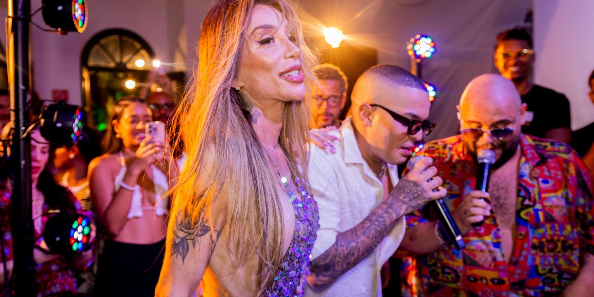 Maya Massafera curte noite em Samba do Carmo em Salvador