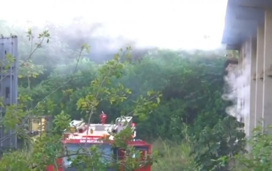 Galpão pega fogo no bairro de Águas Claras em Salvador