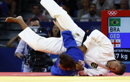 Rafaela Silva vence disputa e avança para semifinal do Judô