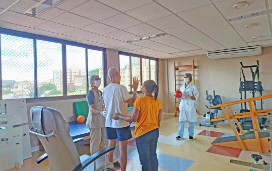 Famílias são capacitadas para reabilitação de pacientes em casa; confira