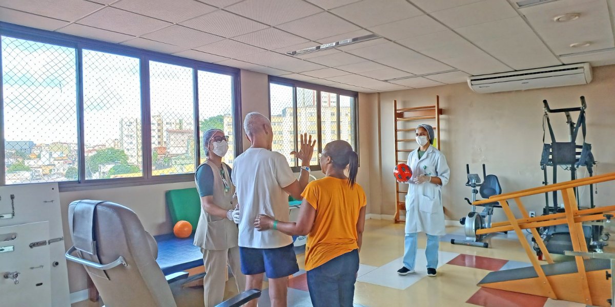 Famílias são capacitadas para reabilitação de pacientes em casa; confira