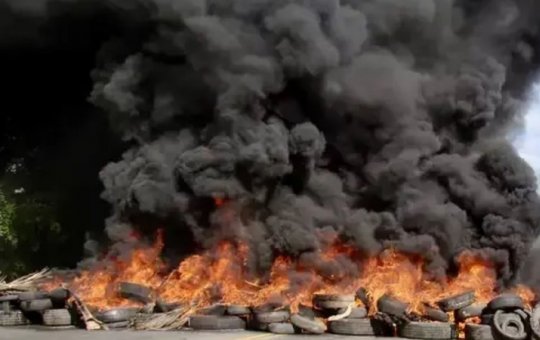 Moradores de Pojuca fecham BA-093 em protesto contra pedágio 