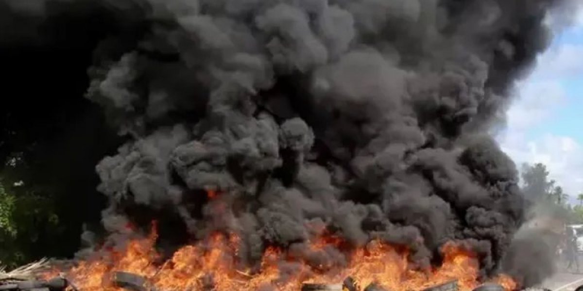 Moradores de Pojuca fecham BA-093 em protesto contra pedágio