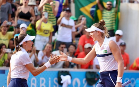 Dupla brasileira vence chinesas em estreia e avança à 2ª rodada do tênis