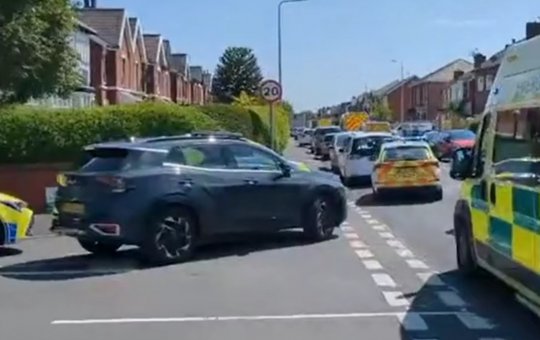 Homem esfaqueia 8 pessoas e mata 2 crianças durante ataque em Southport