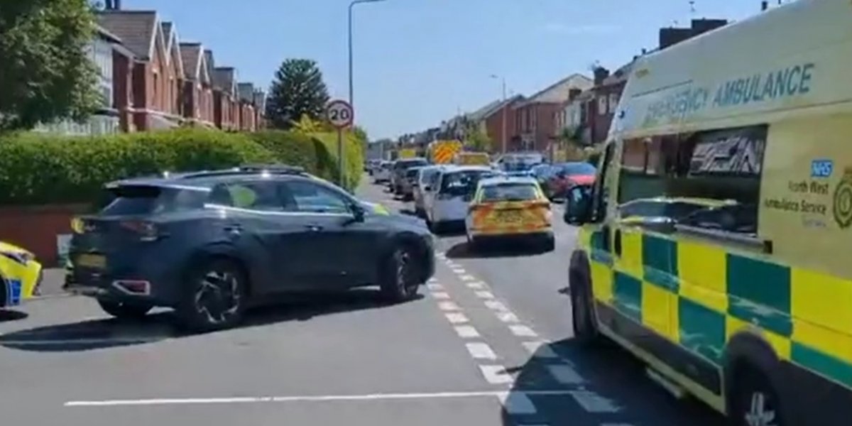 Homem esfaqueia 8 pessoas e mata 2 crianças durante ataque em Southport