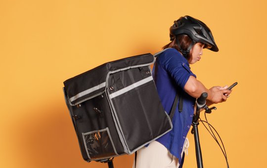 Entregador de aplicativo viraliza ao dar bronca em cliente gringo em inglês