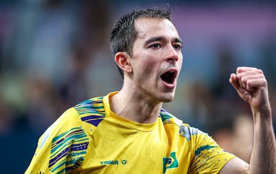 Hugo Calderano vence francês e avança às quartas de final do tênis de mesa