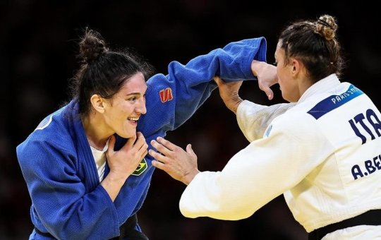 Mayra Aguiar se emociona após eliminação e pede abraço ao repórter